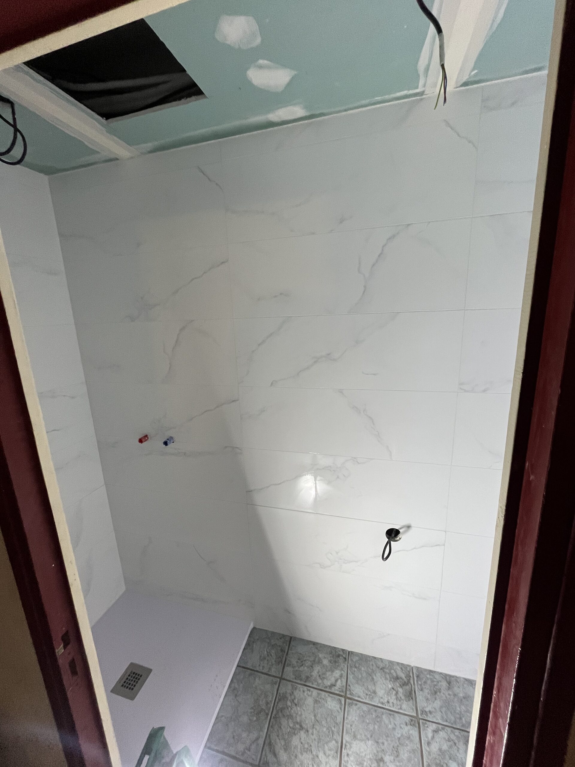 Maçon Applique Mortier: Pose Bloc Béton Cellulaire Maçon accroupi appliquant du mortier sur un bloc de construction en béton cellulaire avec une truelle et une taloche.