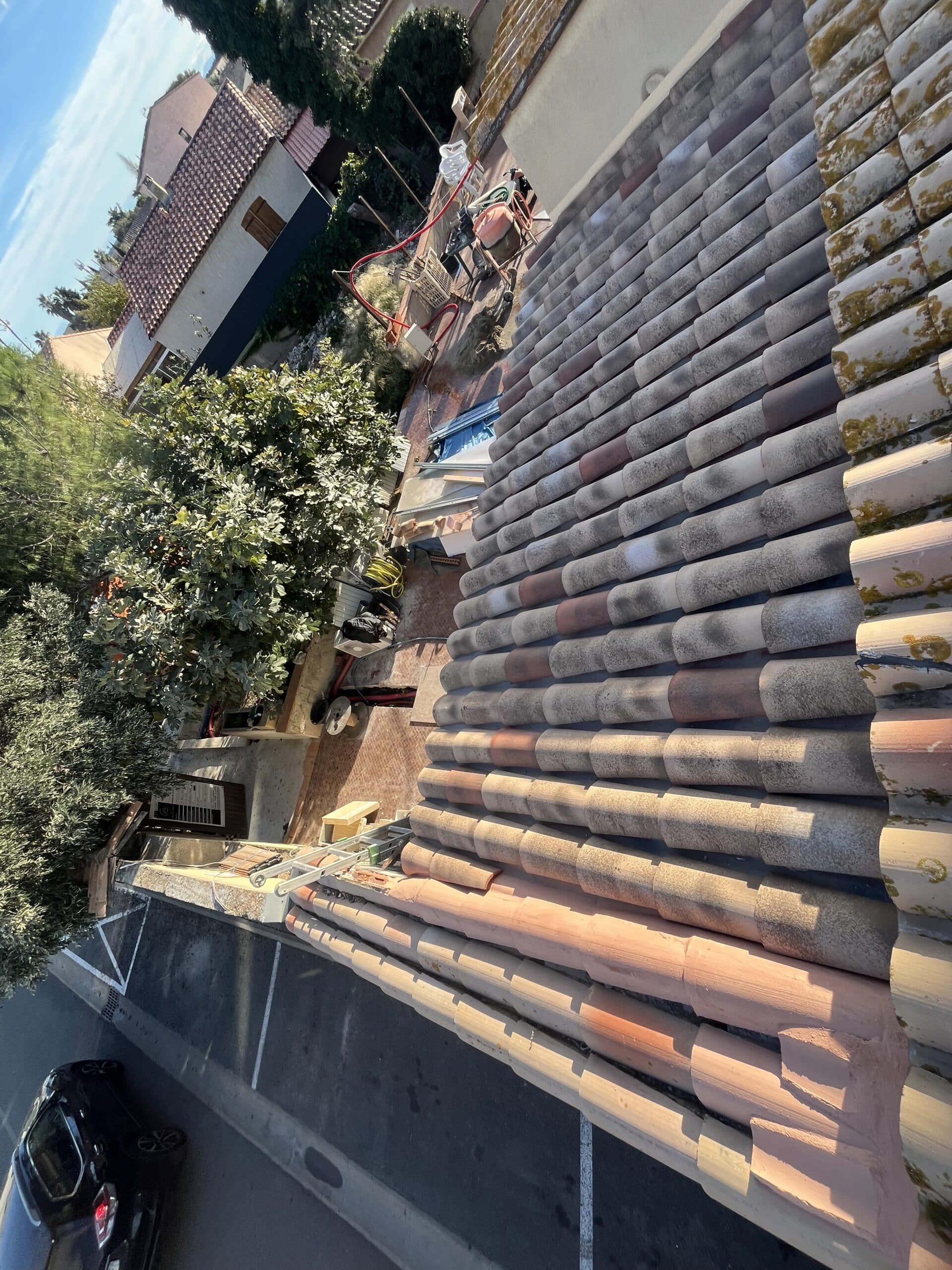 Maçon Applique Mortier: Pose Bloc Béton Cellulaire Maçon accroupi appliquant du mortier sur un bloc de construction en béton cellulaire avec une truelle et une taloche.