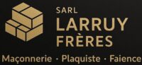 Logo SARL LARRUY FRÈRES en doré sur fond noir, spécialités : Maçonnerie, Plaquiste, Faïence. Icône de parpaings stylisés.